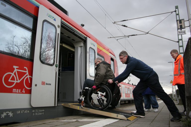 Per Rampe in die S6 In Okarben gelangen Rollstuhlfahrer